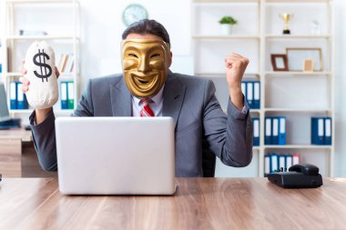İkiyüzlülük konseptinde maske takan bir iş adamı