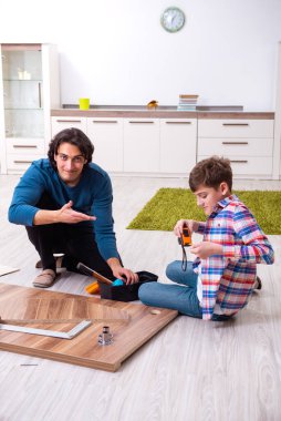 Genç marangoz oğluna öğretiyor
