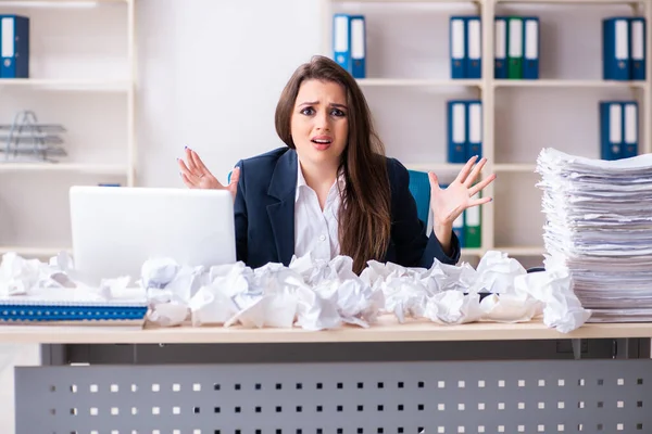 Geschäftsfrau lehnt neue Ideen mit vielen Papieren ab — Stockfoto