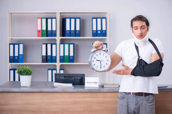 Young man at hospital reception desk — Stock Photo, Image