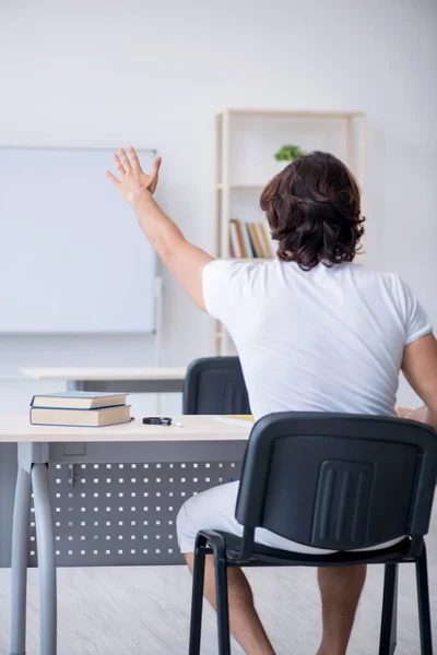 Jonge mannelijke student voor het whiteboard — Stockfoto