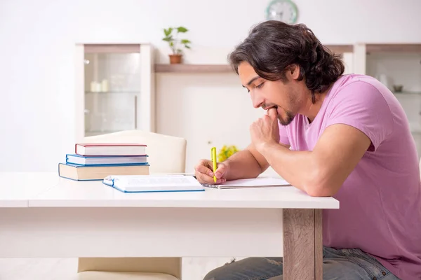 Jeune étudiant masculin se préparant aux examens à la maison — Photo