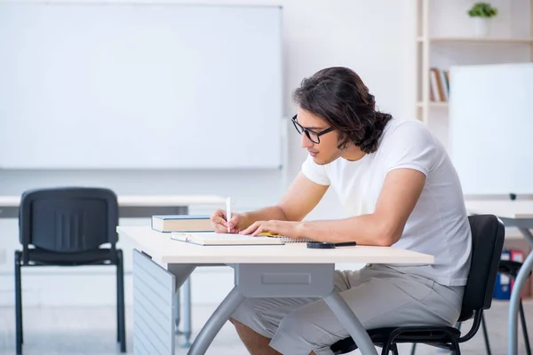 Jeune étudiant devant le tableau blanc — Photo