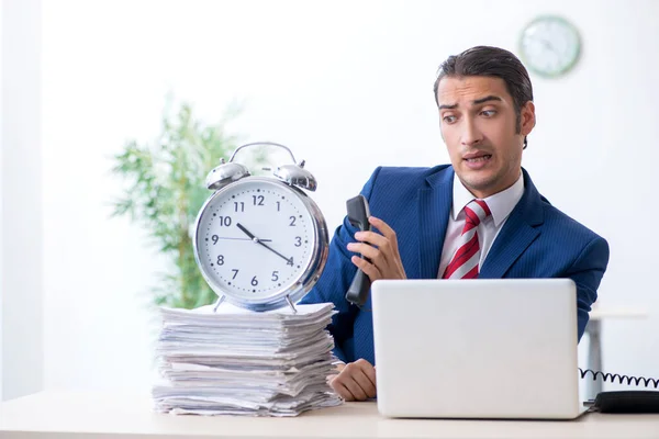 Jeune homme d'affaires assis dans le bureau — Photo