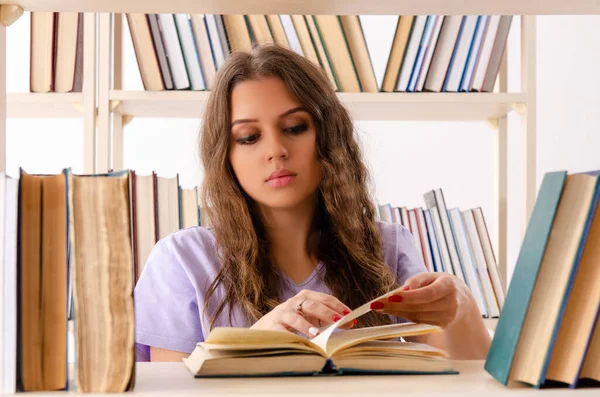 Jeune étudiante se préparant aux examens à la bibliothèque — Photo