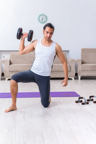 Jongeren thuis trainen en trainen — Stockfoto