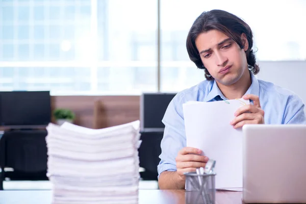 Junge Angestellte unzufrieden mit exzessiver Arbeit — Stockfoto