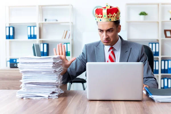 King affärsman på sin arbetsplats — Stockfoto