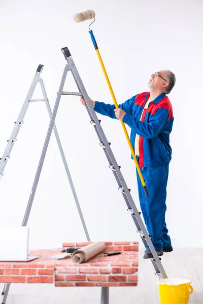 Old contractor doing renovation at home — Stock Photo, Image