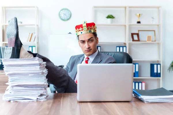 King affärsman på sin arbetsplats — Stockfoto