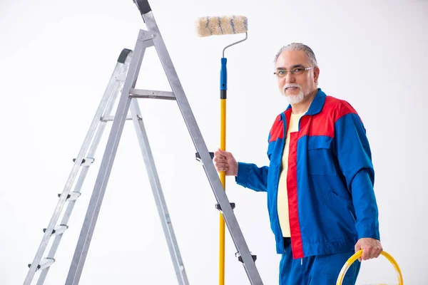 Antigo empreiteiro fazendo renovação em casa — Fotografia de Stock