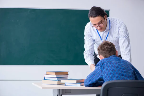 Jonge mannelijke leraar en jongen in de klas — Stockfoto