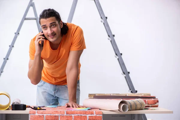Young man contractor doing renovation at home — Stock Photo, Image