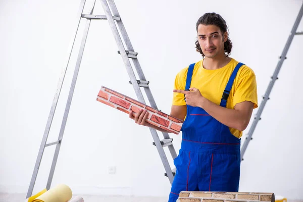 Joven contratista haciendo renovación en casa —  Fotos de Stock