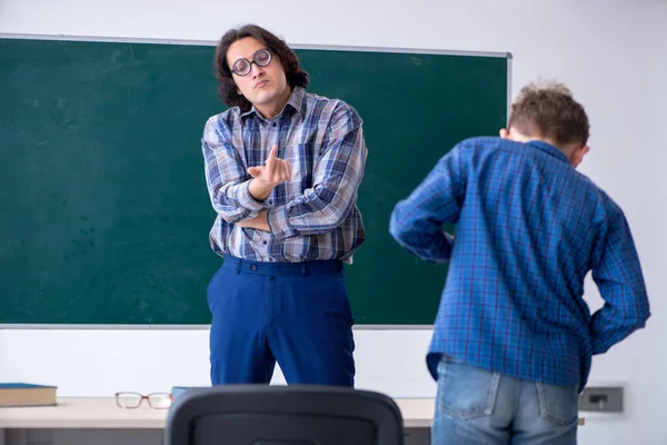 Lustig männlich lehrer und boy im die klassenzimmer — Stockfoto