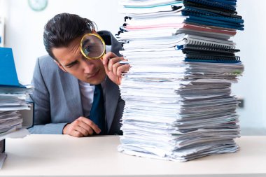 Ağır evrak işleriyle uğraşan bir iş adamı