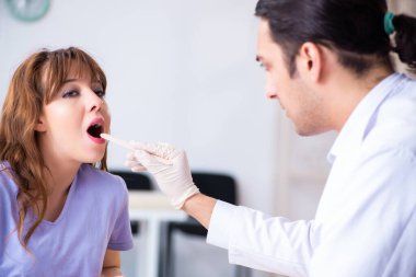 Genç hasta ziyaret doktor kulak misafiri