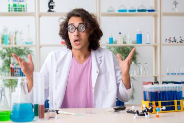 Laboratuvarda çalışan komik erkek kimyager.