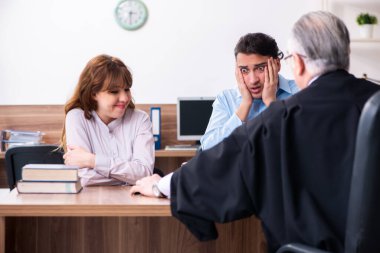 Boşanma konseptinde genç bir çift