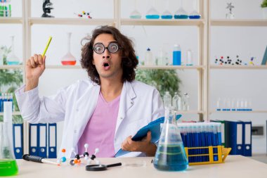 Laboratuvarda çalışan komik erkek kimyager.