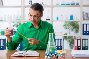 Kimya öğrencisi sınavlara çalışıyor.