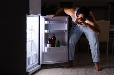 Adam geceleri buzdolabının yanında diyet yapıyor.