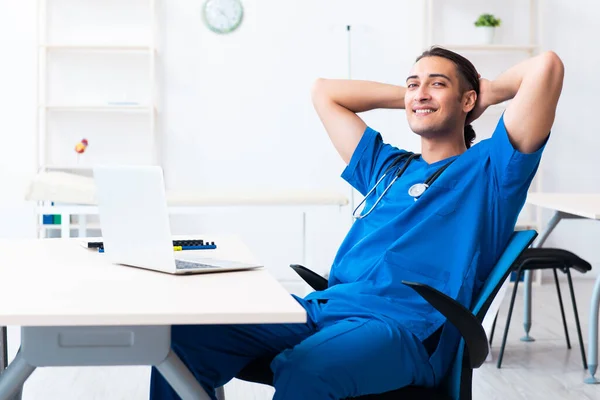 Joven médico masculino que trabaja en la clínica —  Fotos de Stock