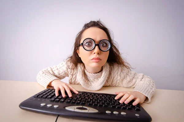 Grappig nerd meisje werken op de computer — Stockfoto