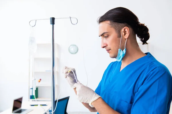 Mladý mužský lékař pracující na klinice — Stock fotografie