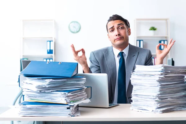 Empresário com carga de trabalho de papelada pesada — Fotografia de Stock