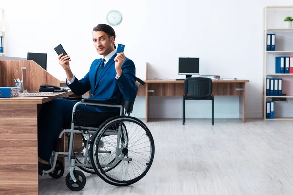 Młody mężczyzna na wózku inwalidzkim — Zdjęcie stockowe