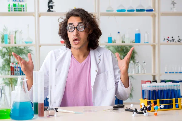 Laboratuvarda çalışan komik erkek kimyager.