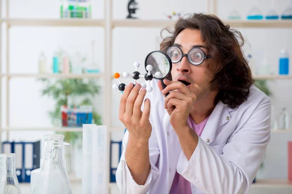 Grappige mannelijke chemicus die in het lab werkt — Stockfoto