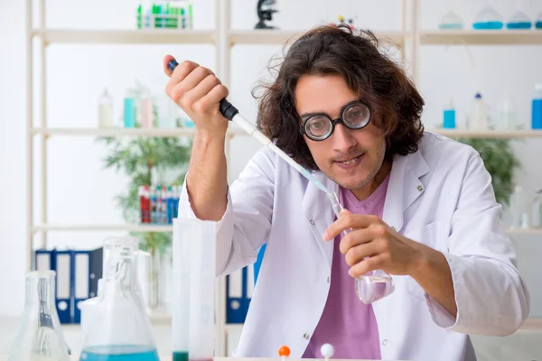 Químico masculino engraçado trabalhando no laboratório — Fotografia de Stock