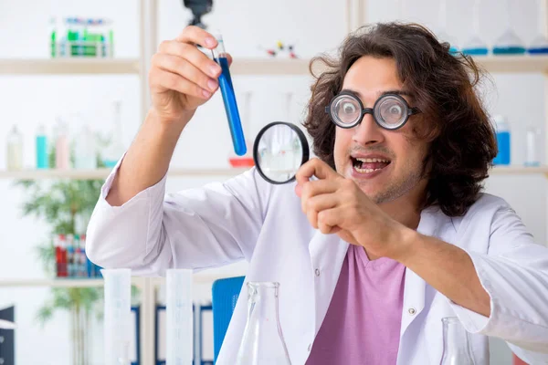 Смешной химик-мужчина работает в лаборатории — стоковое фото