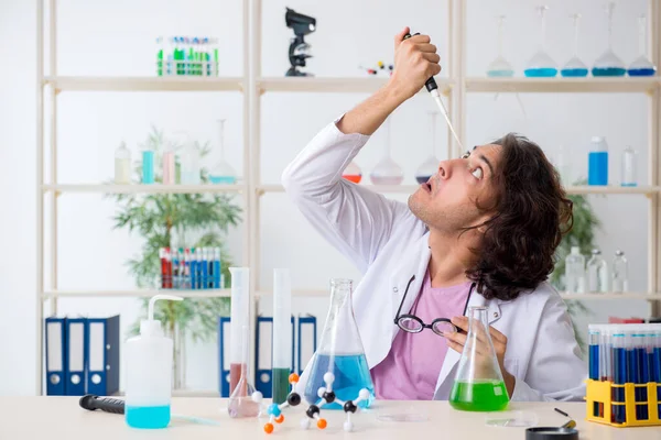 Laboratuvarda çalışan komik erkek kimyager.