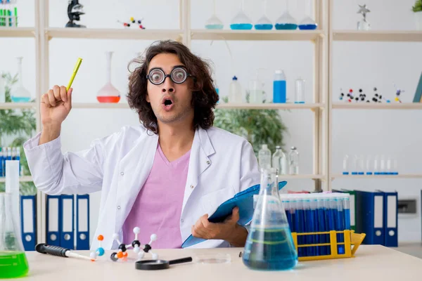 Funny químico masculino que trabaja en el laboratorio —  Fotos de Stock