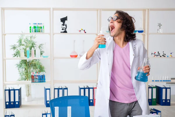 Divertente chimico maschio che lavora in laboratorio — Foto Stock