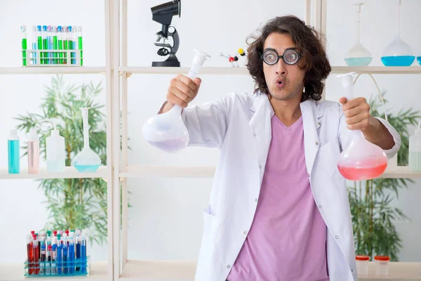 Смішний хімік чоловічої статі, що працює в лабораторії — стокове фото