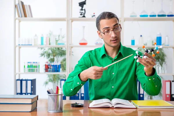 Estudiante de química estudiando para exámenes — Foto de Stock