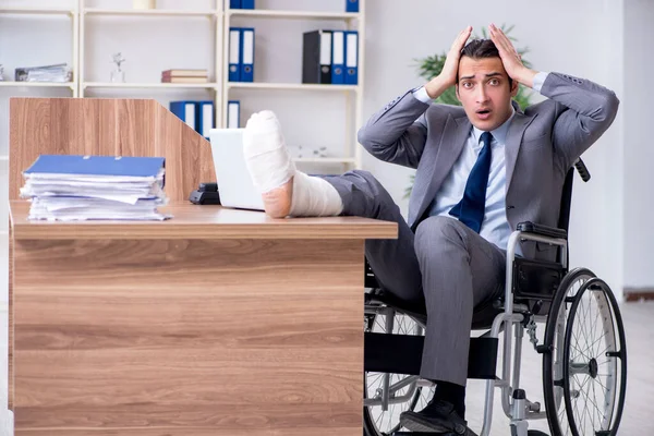 Impiegato di sesso maschile in sedia a rotelle in ufficio — Foto Stock