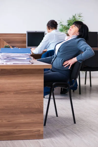 Två anställda som motionerar på kontoret — Stockfoto