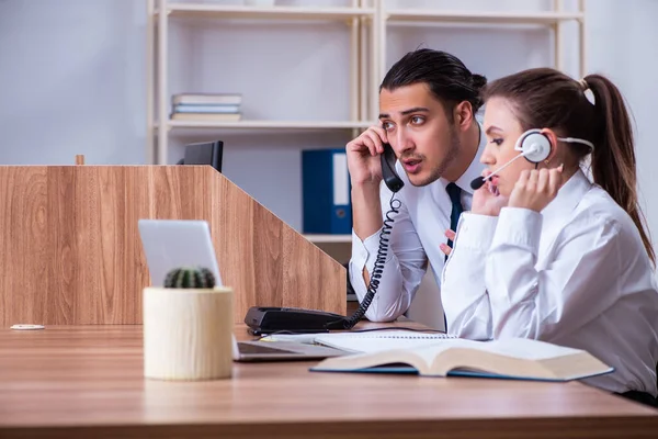 Callcenter-Betreiber arbeiten im Büro — Stockfoto