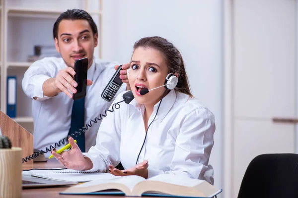 Operatori di call center che lavorano in ufficio — Foto Stock