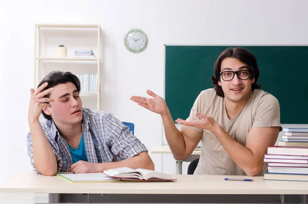 Dos estudiantes varones en el aula —  Fotos de Stock