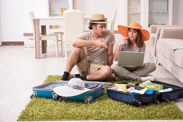 Pareja joven preparándose para el viaje —  Fotos de Stock