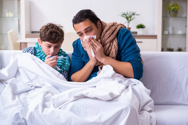 Jonge vader zorgt voor zieke zoon — Stockfoto