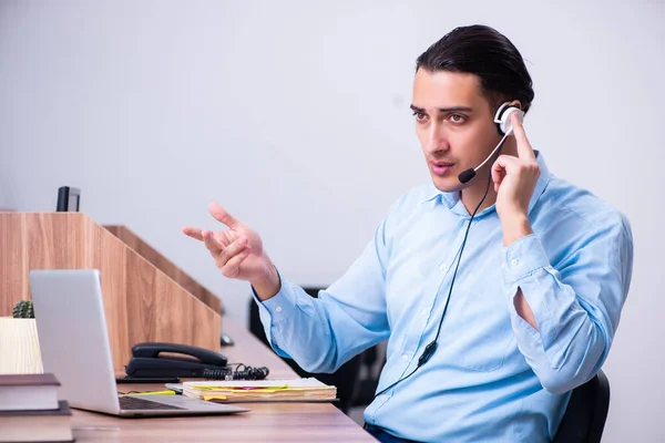 Az íróasztalánál dolgozó telefonközpontos. — Stock Fotó