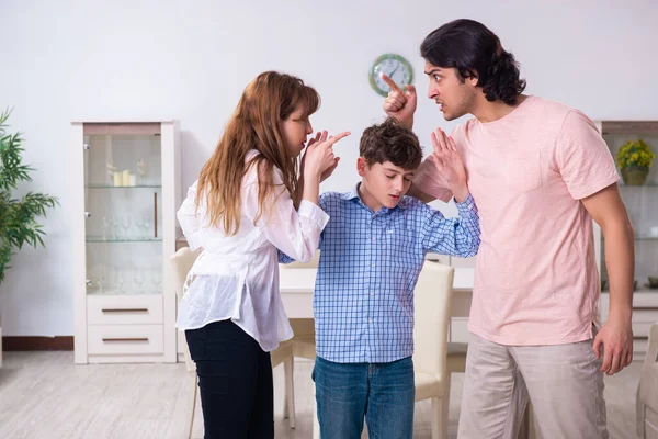 Családi konfliktus a férjjel, feleséggel és gyermekkel — Stock Fotó