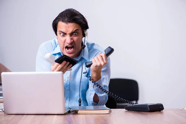 Operador de call center trabalhando em sua mesa — Fotografia de Stock